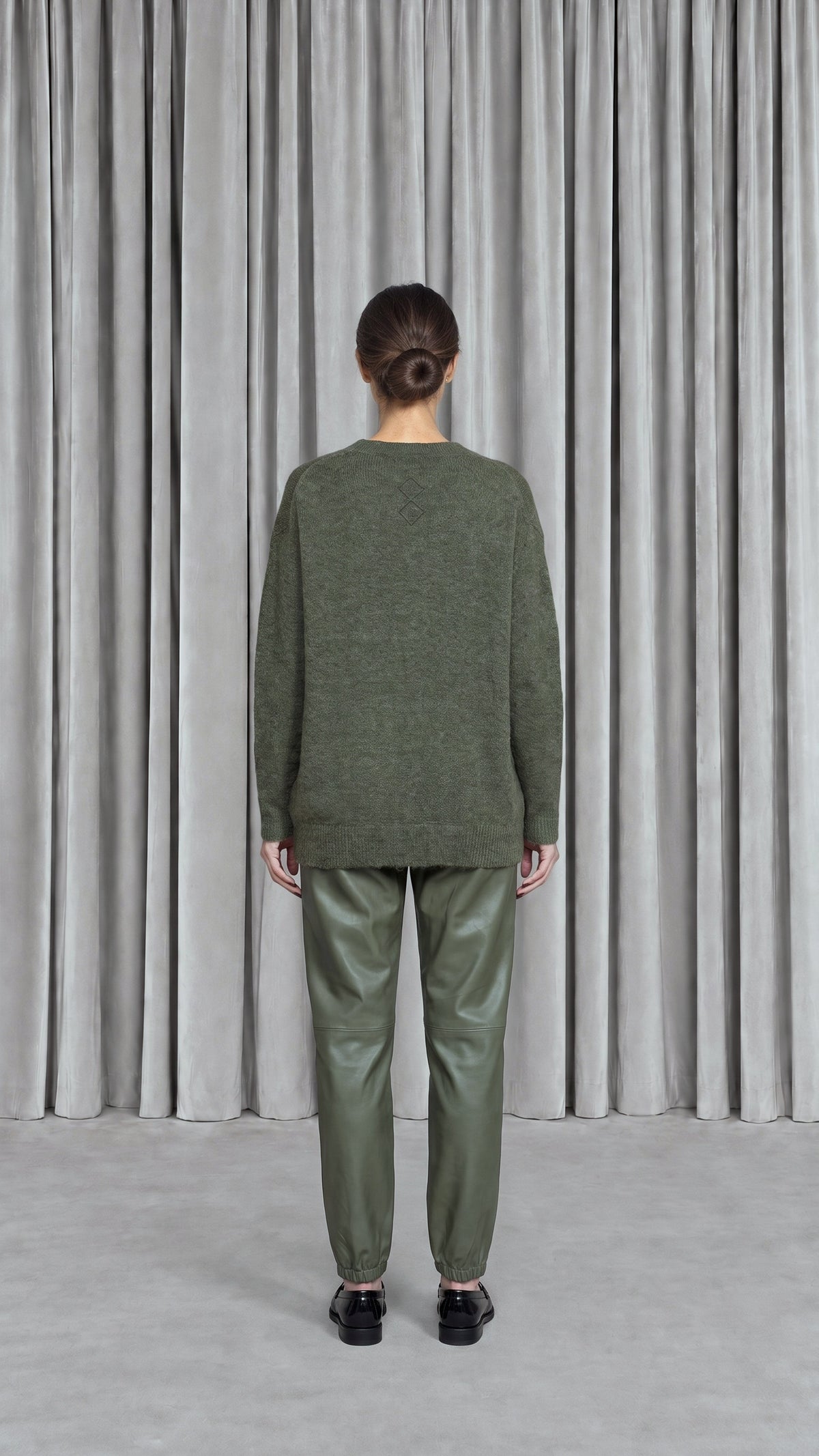 Robin Pullover Mohair Moss Women, model back – POAN