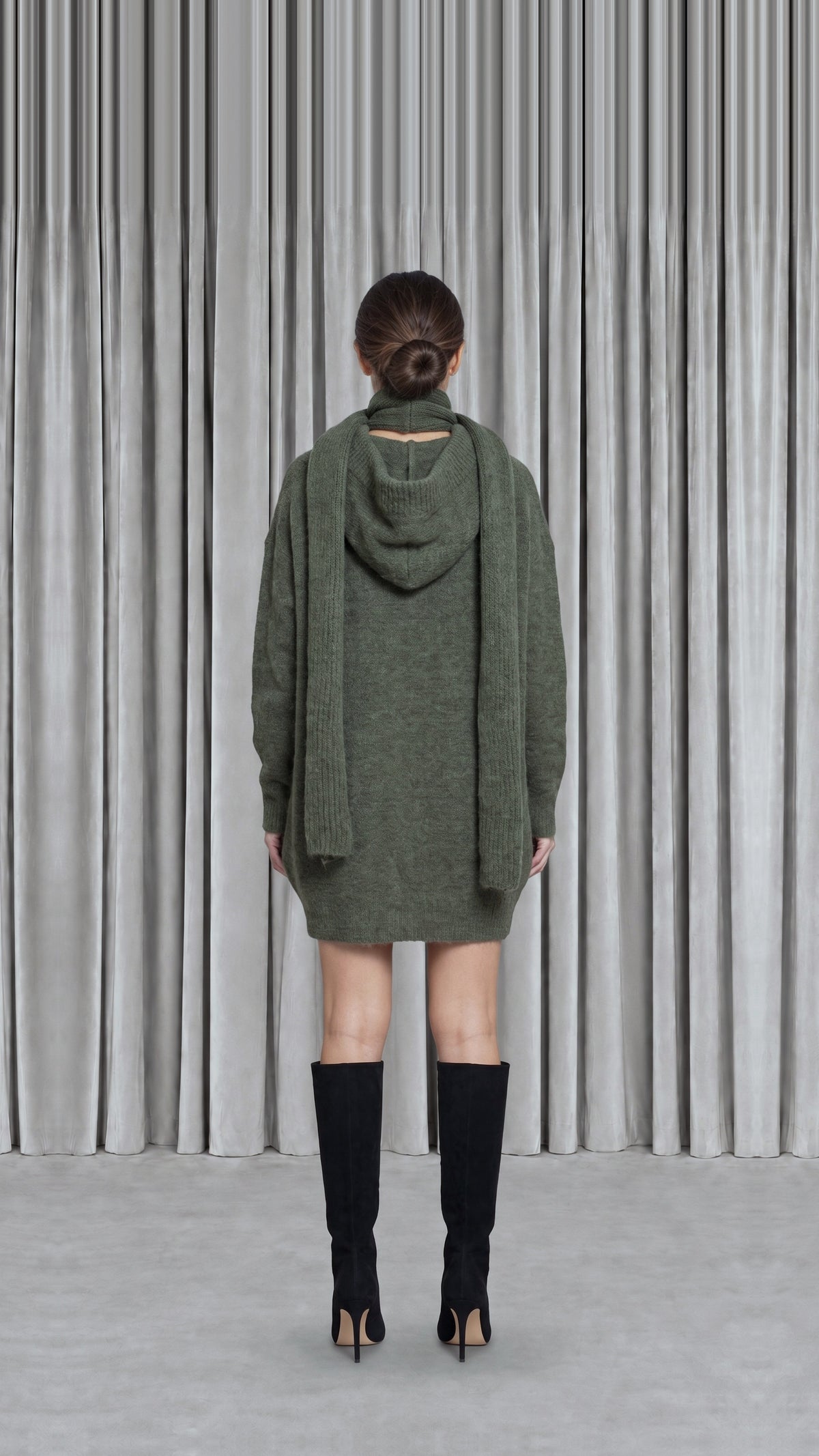 Robin Snood Mohair Moss Women, model back – POAN