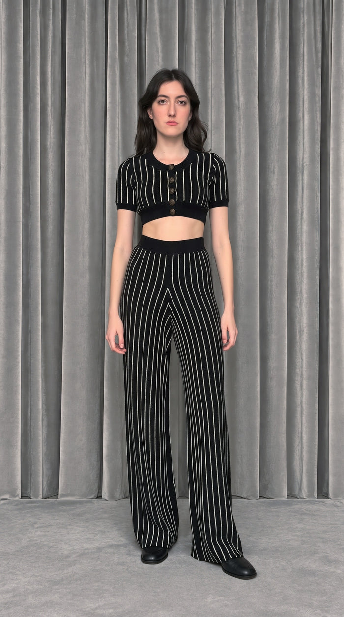 Mausi Cropped Cardigan Black – model front
