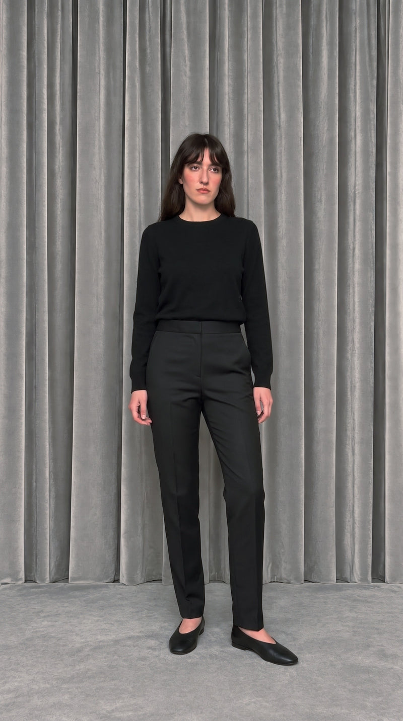 Queen Trousers Black – model front
