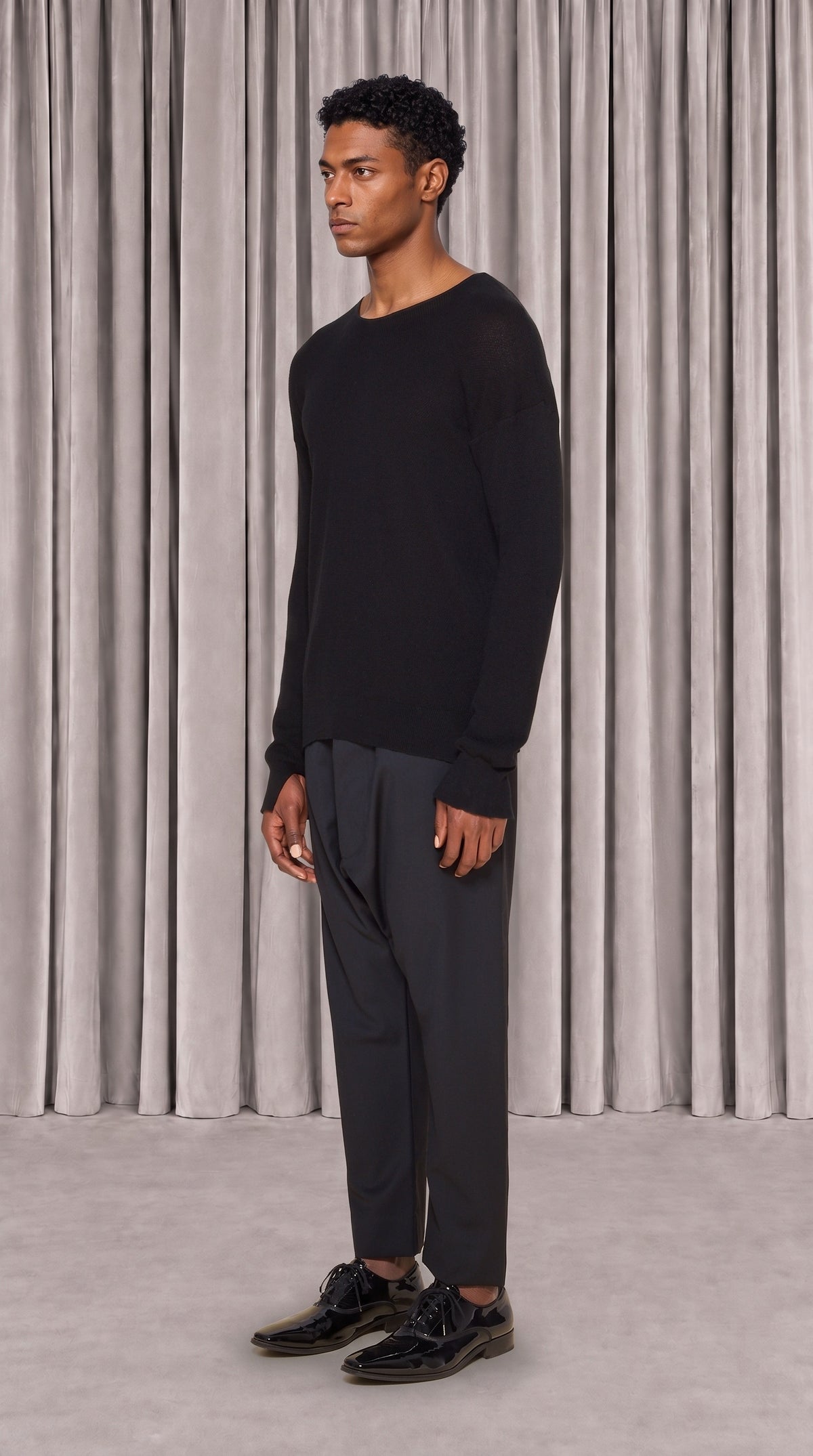 Roberto Crewneck Jumper Men Black, side view – POAN