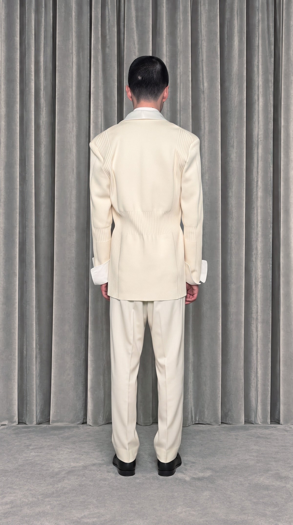 Smoker Jacket Ivory – model back