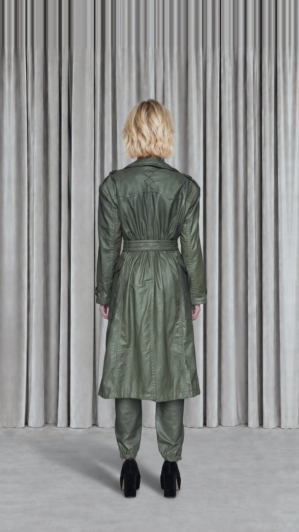 Andreas Coat Vegan Leather Olive Women, model back – POAN