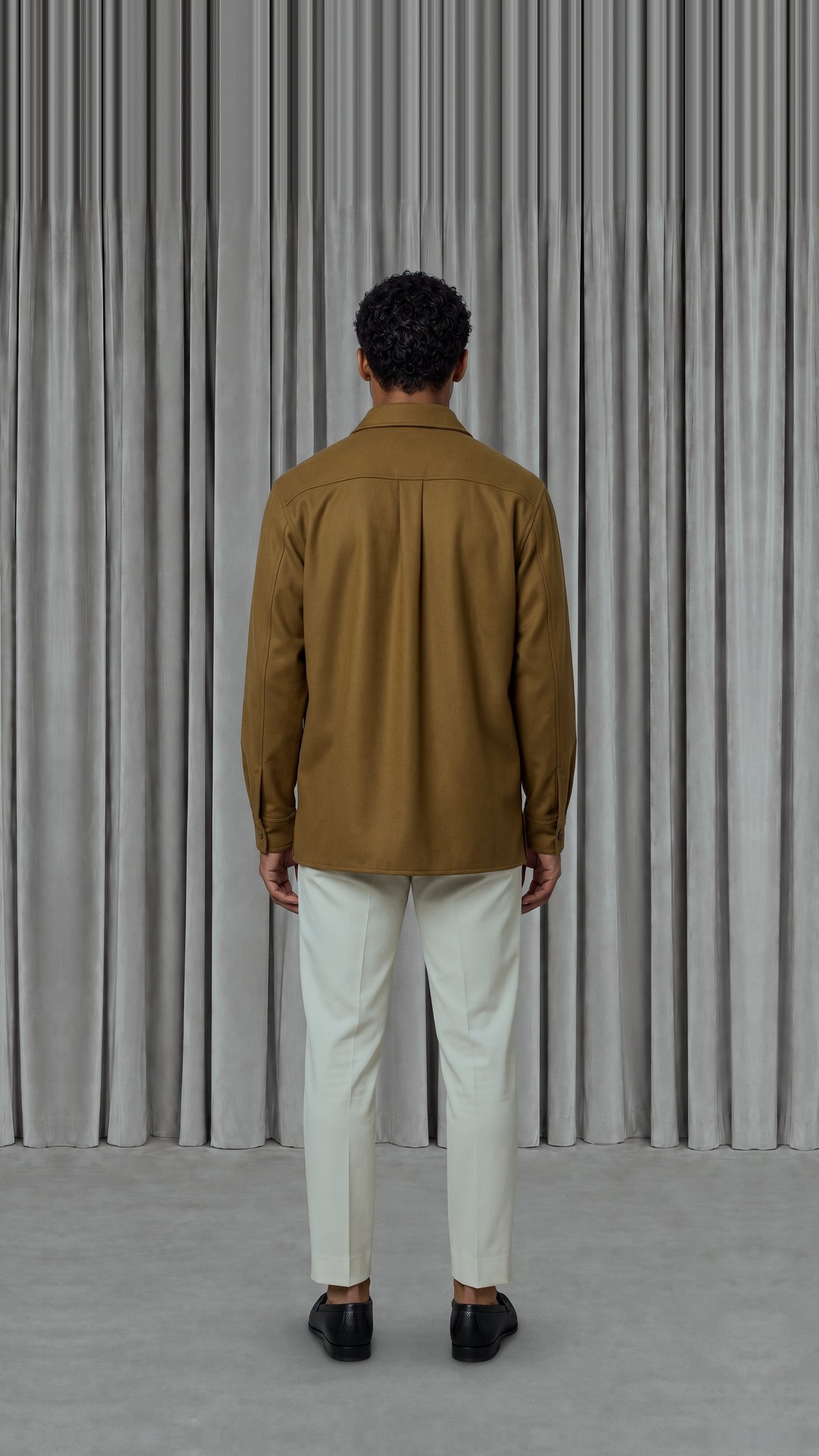 Paul Shirt Gabardine Tobacco Men, model back – POAN