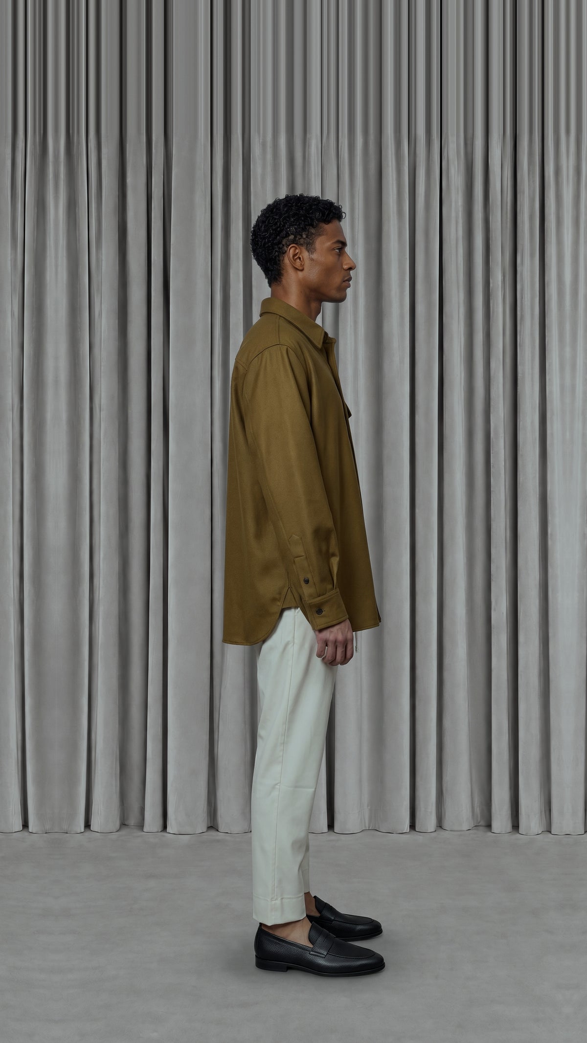 Paul Shirt Gabardine Tobacco Men, model side – POAN