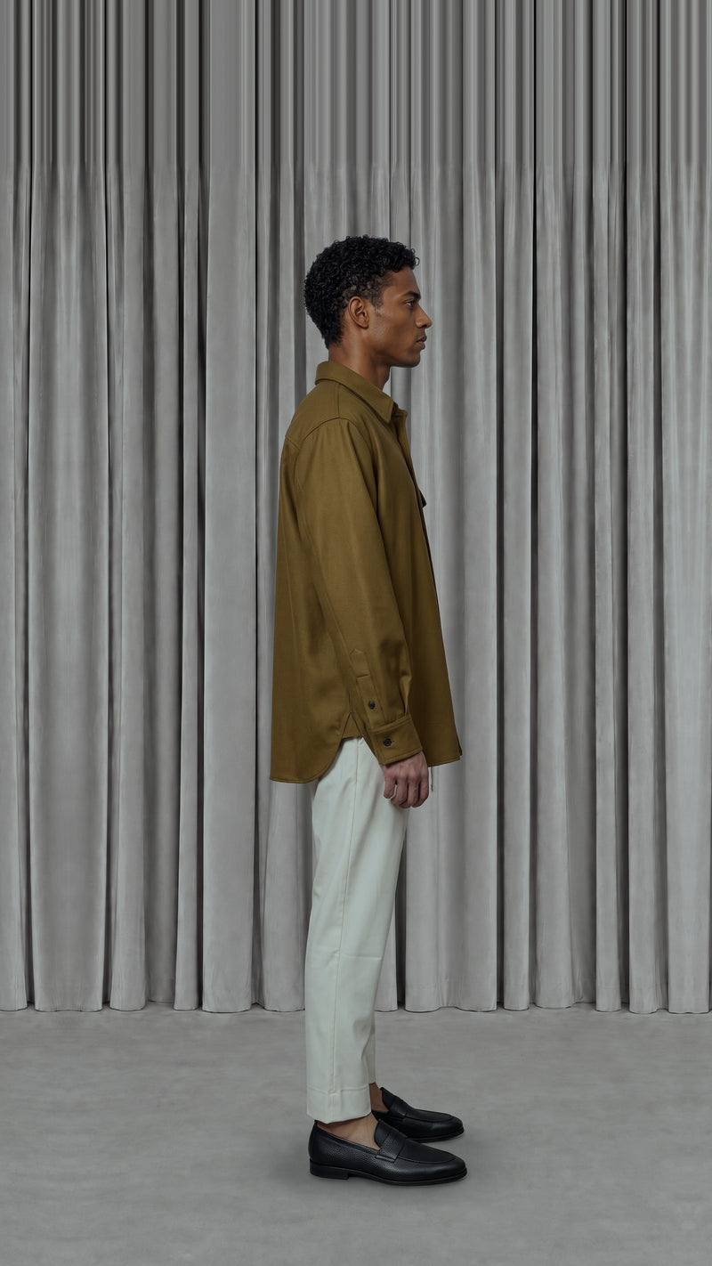Paul Shirt Gabardine Tobacco Men, model side – POAN