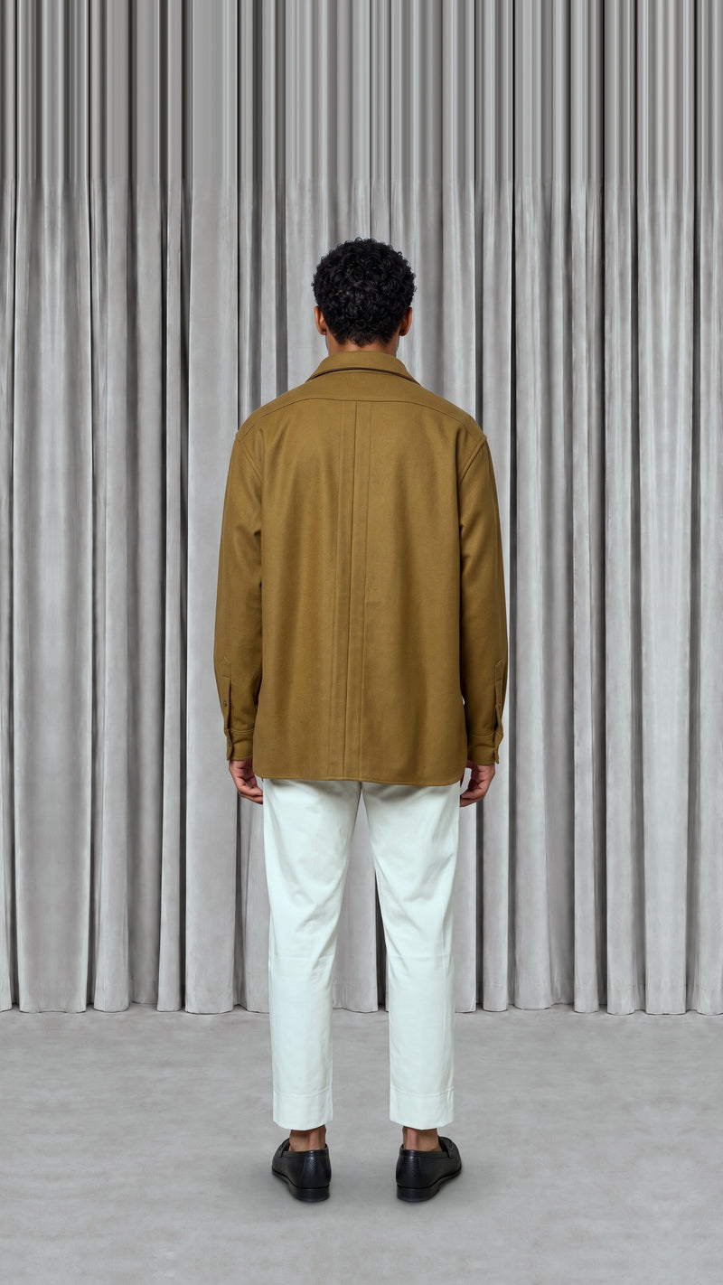 Paul Shirt Gabardine Tobacco Men, model back – POAN