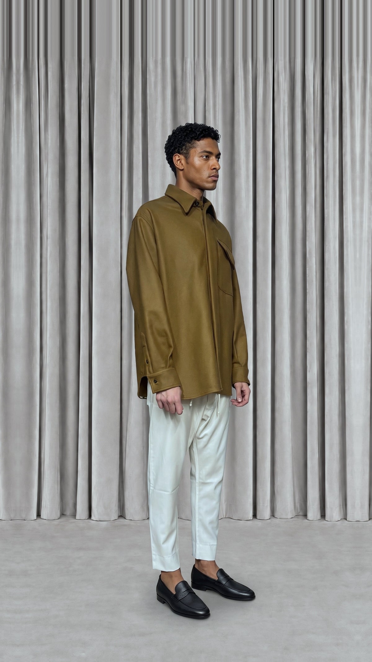 Paul Shirt Gabardine Tobacco Men, model side – POAN