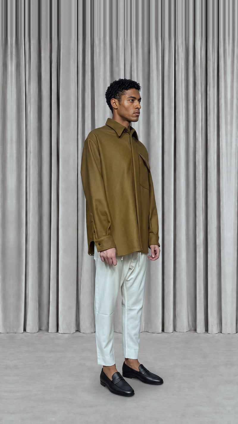 Paul Shirt Gabardine Tobacco Men, model side – POAN