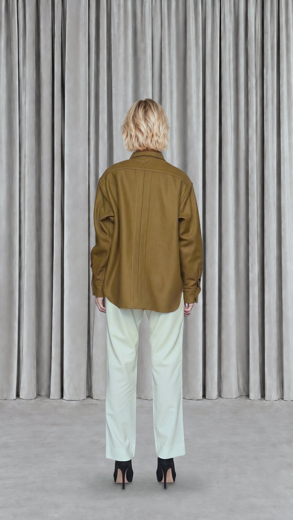 Paul Shirt Gabardine Tobacco Women, model back – POAN