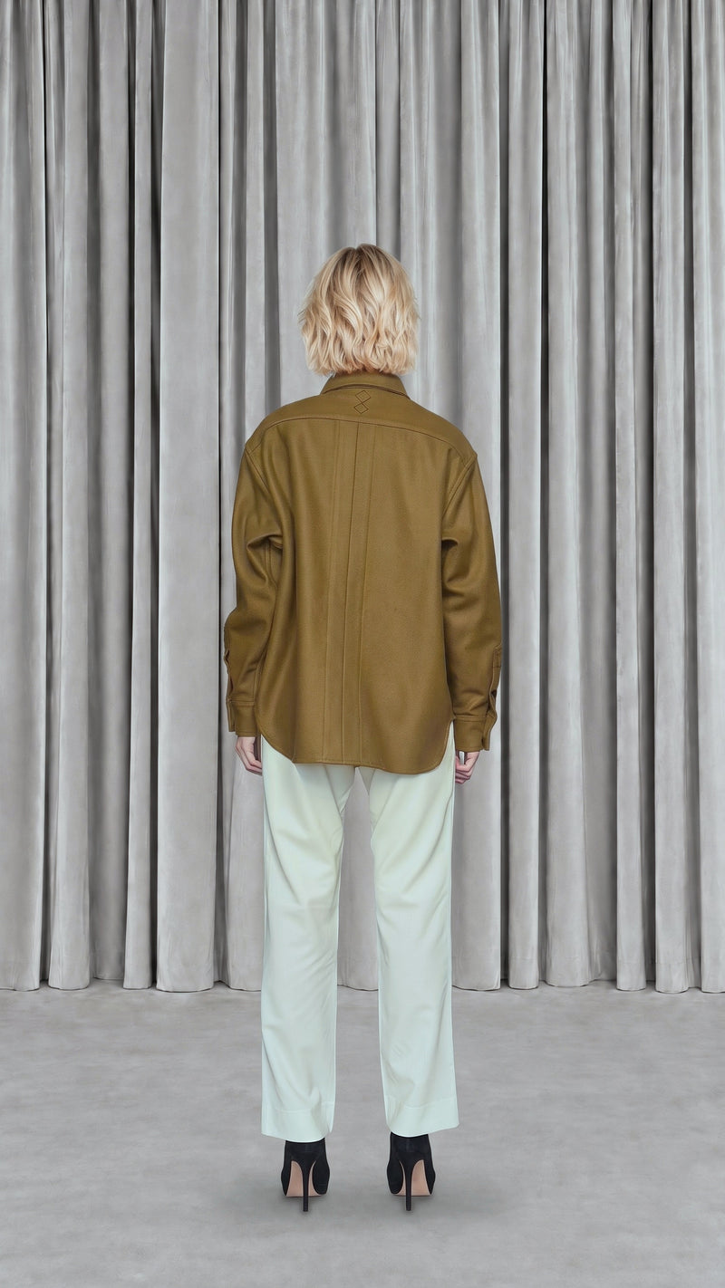 Paul Shirt Gabardine Tobacco Women, model back – POAN