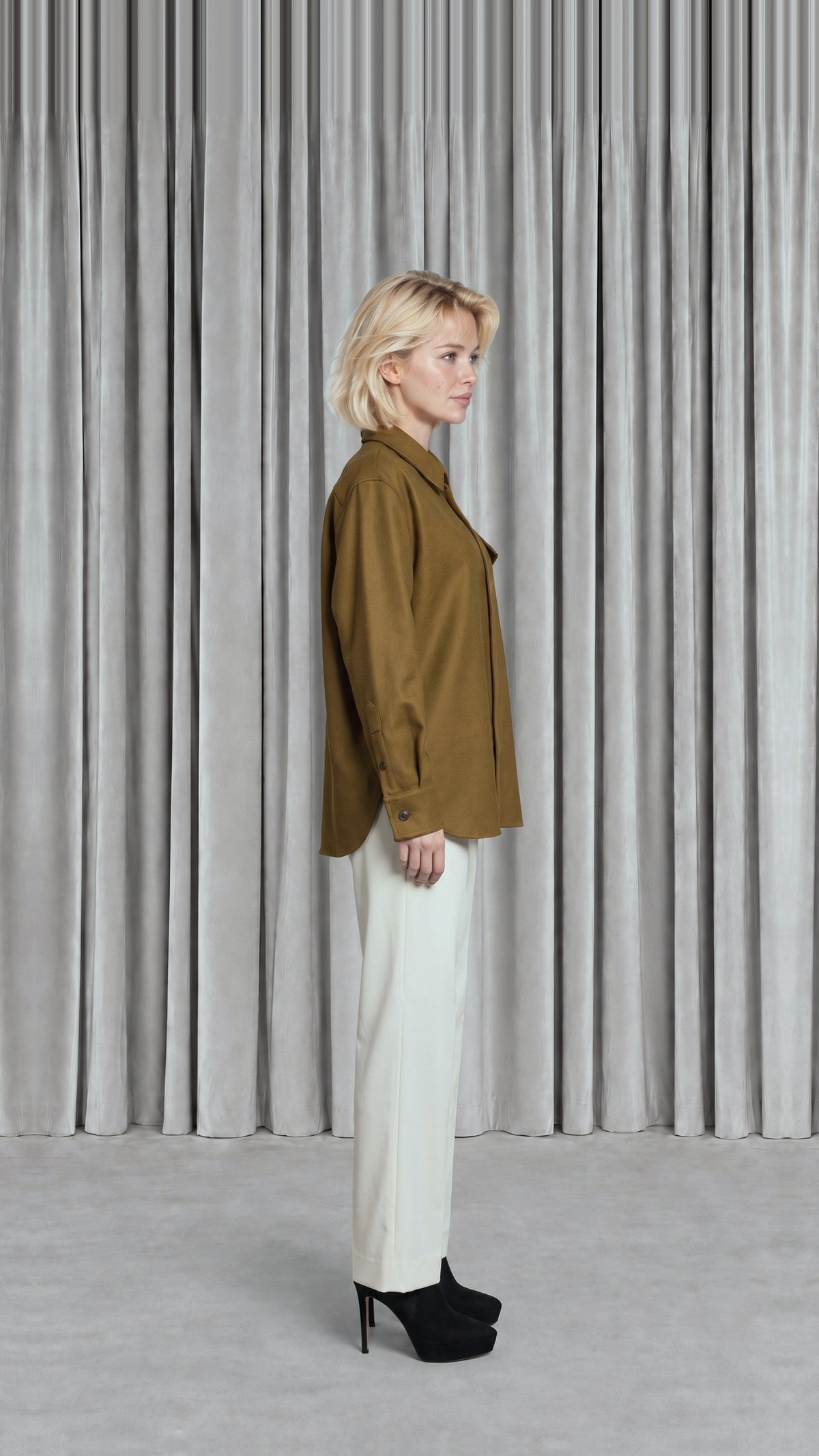 Paul Shirt Gabardine Tobacco Women, model side – POAN