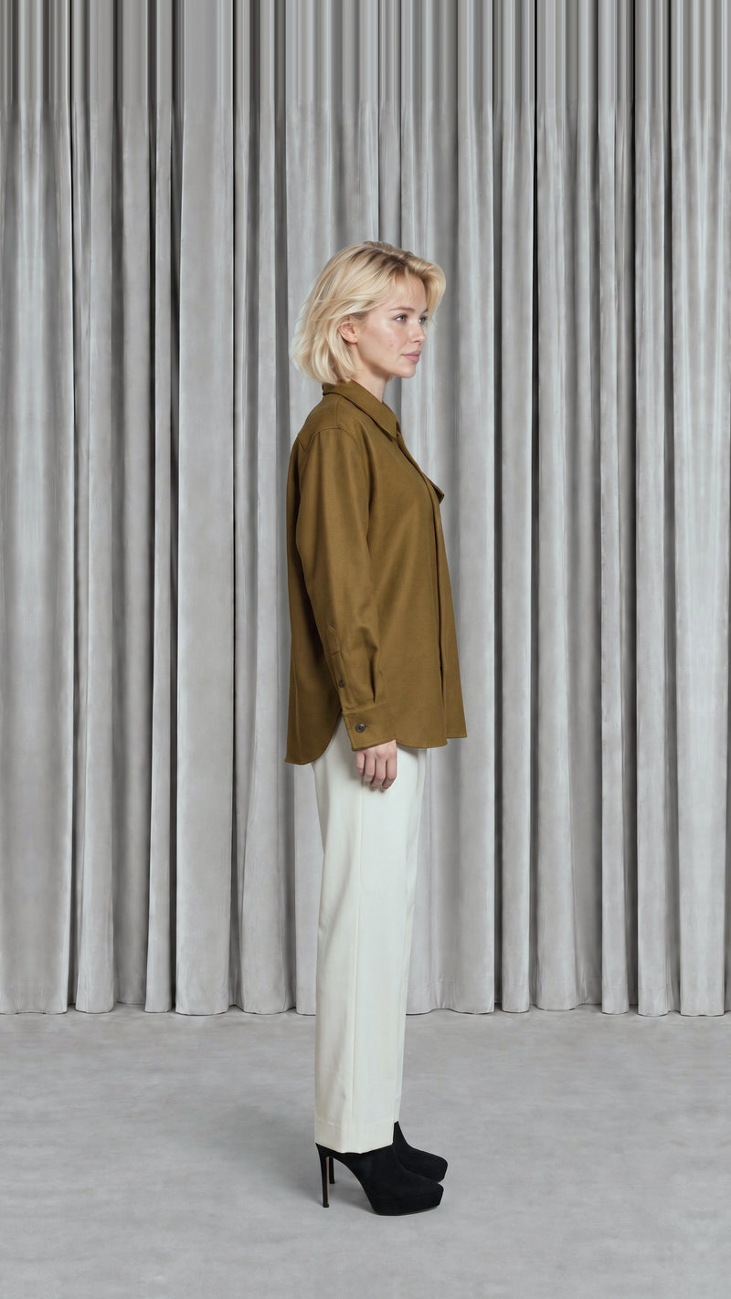 Paul Shirt Gabardine Tobacco Women, model side – POAN