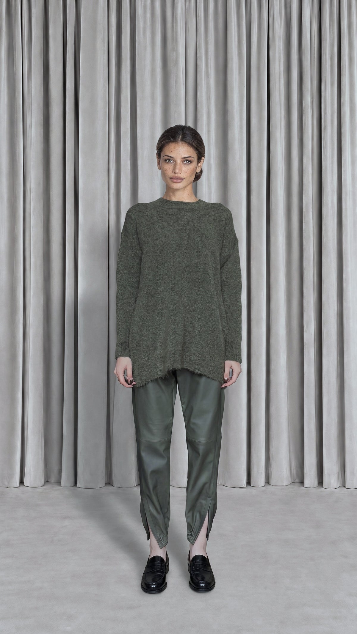 Robin Pullover Mohair Moss Women, model front – POAN