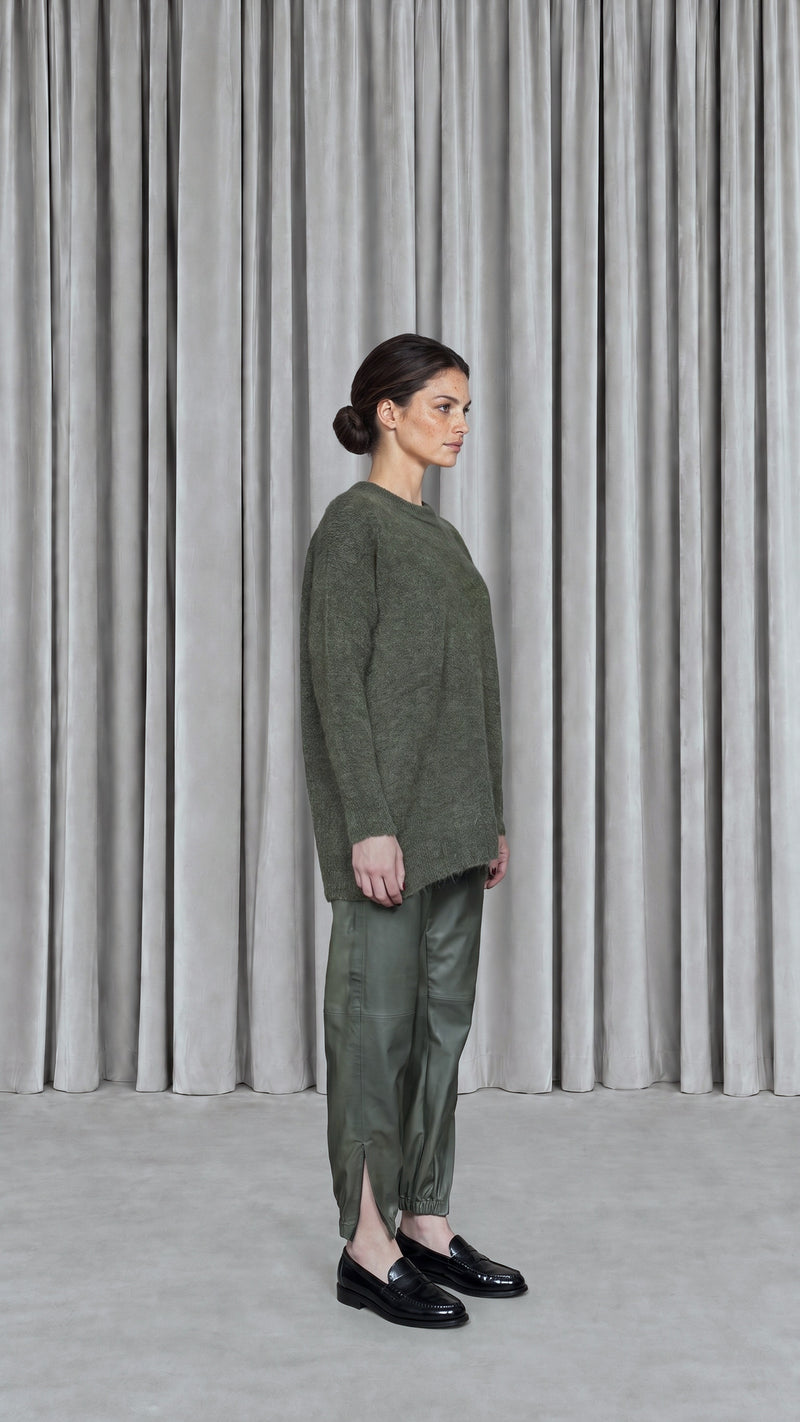 Robin Pullover Mohair Moss Women, model side – POAN