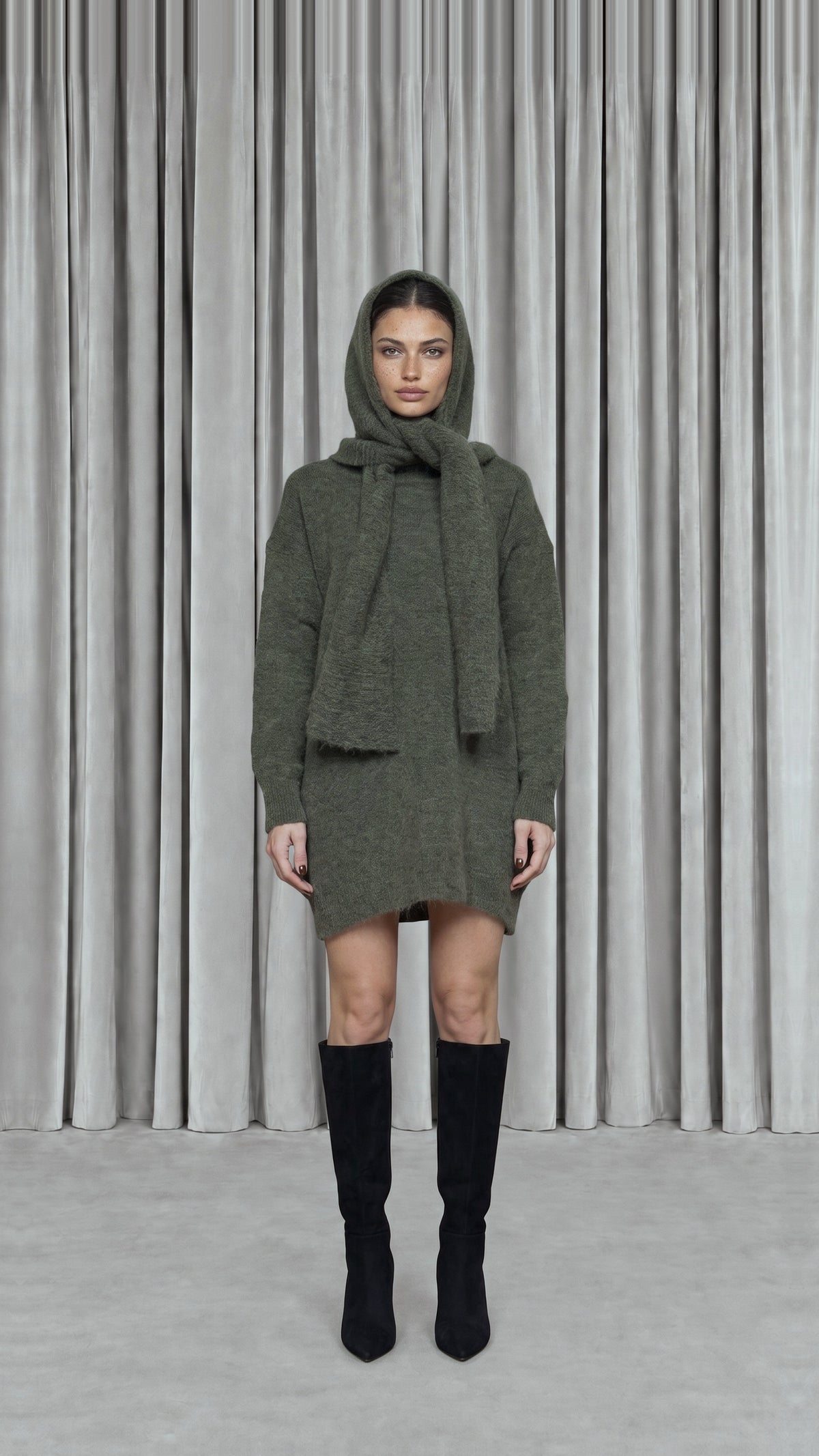 Robin Snood Mohair Moss Women, model front – POAN