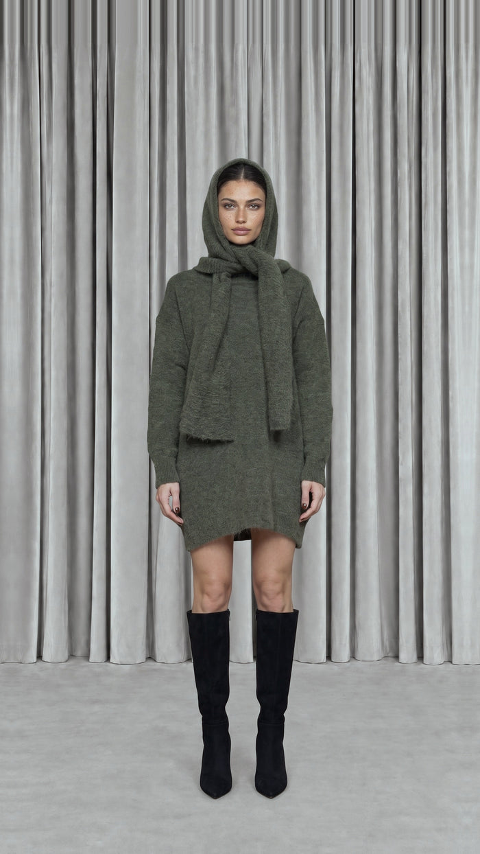 Robin Snood Mohair Moss Women, model front – POAN