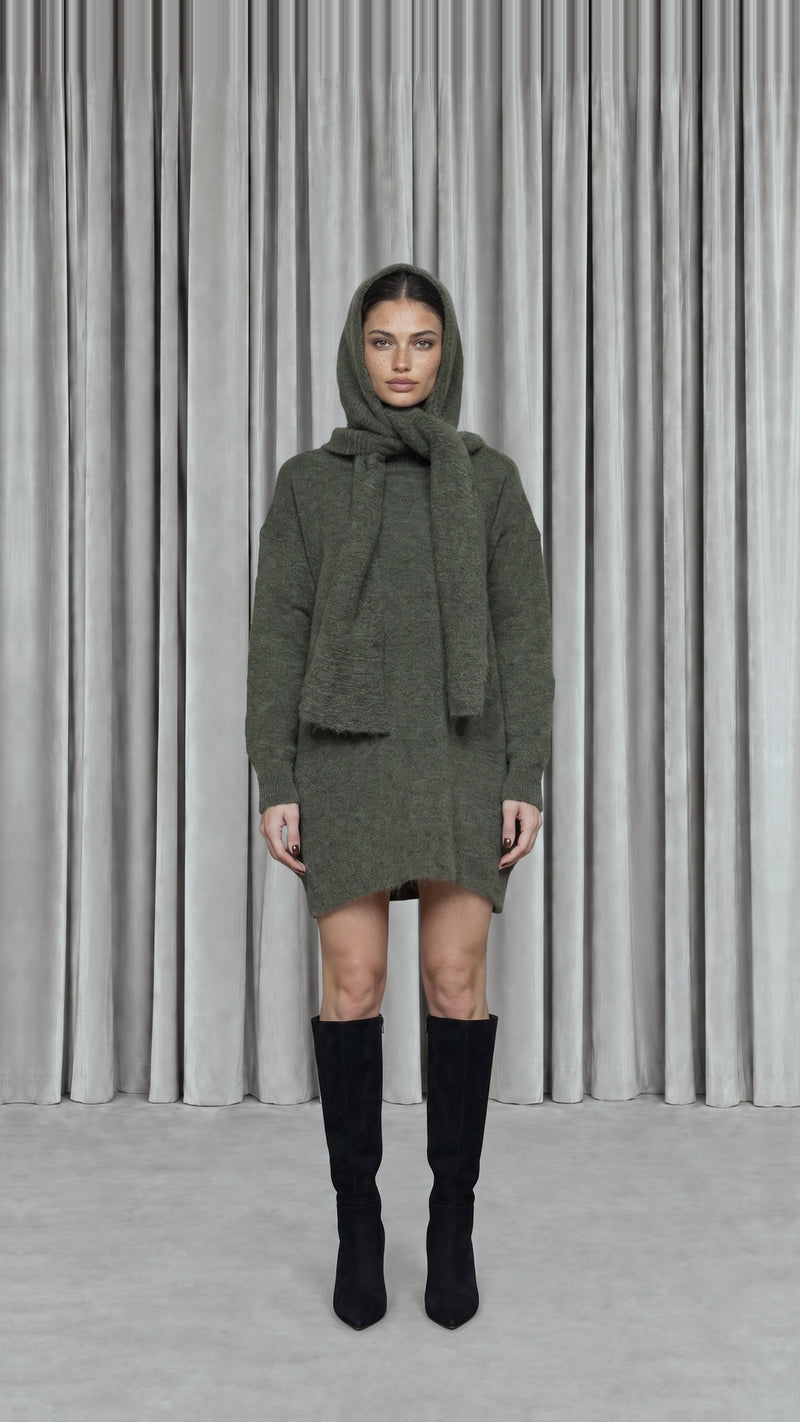 Robin Snood Mohair Moss Women, model front – POAN