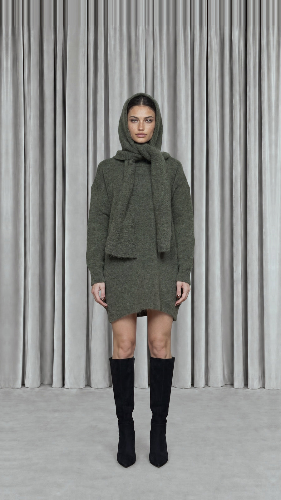Robin Snood Mohair Moss Women, model front – POAN