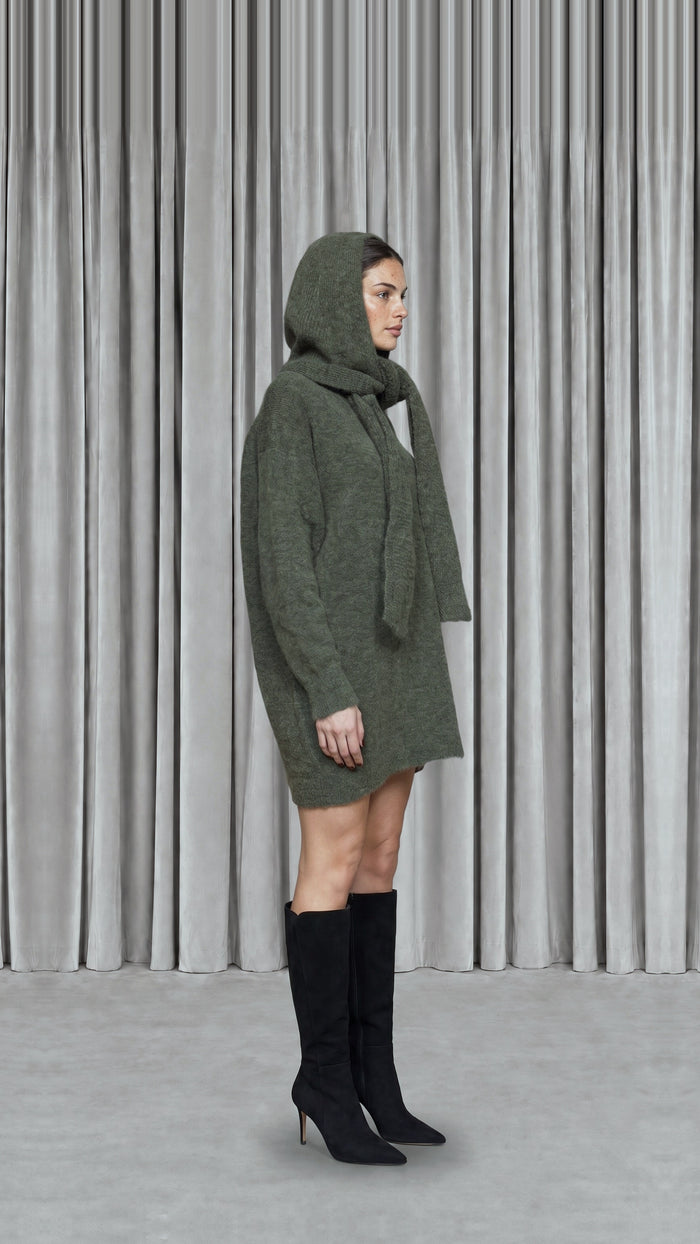 Robin Snood Mohair Moss Women, model side – POAN